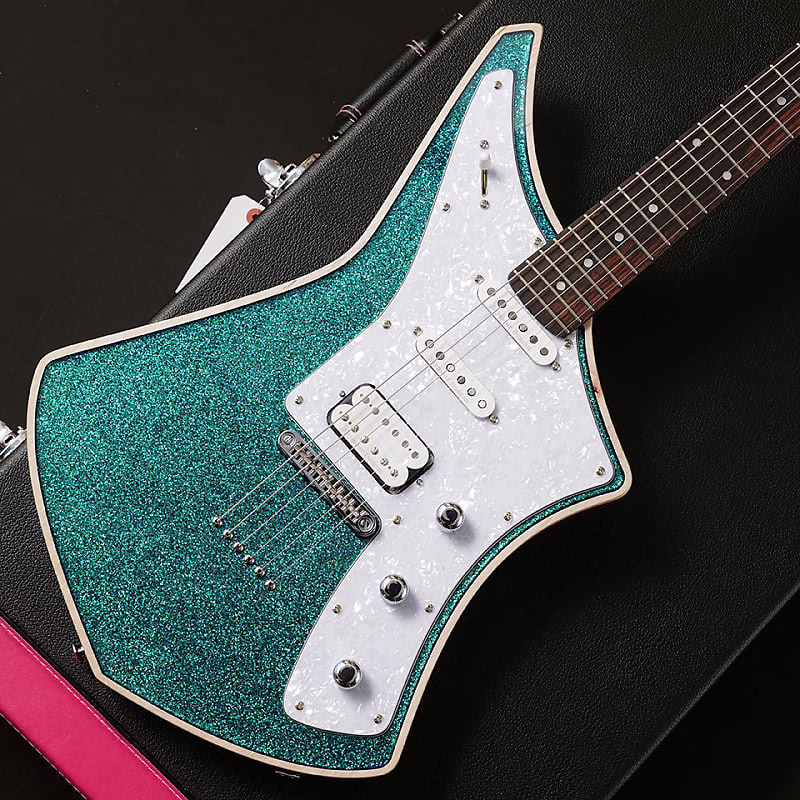 Cream Deluxe Revolver | Guitar Thrills Magazine